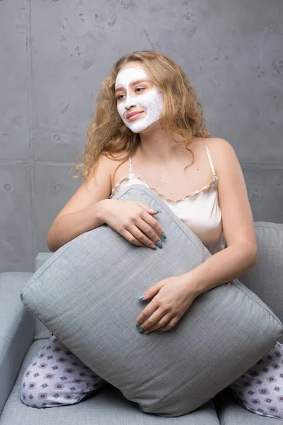 Gadis Itu Duduk Sofa Mengenakan Topeng Kosmetik — Stok Foto
