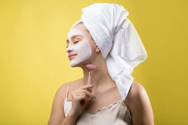 Meisje Met Een Cosmetisch Masker Haar Gezicht Een Witte Handdoek — Stockfoto