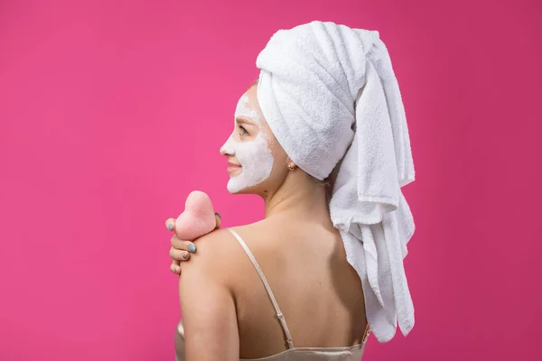 Meisje Met Een Cosmetisch Masker Haar Gezicht Een Witte Handdoek — Stockfoto