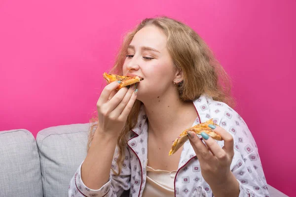 Girl Sits Sofa Eats Pizza — Stock Photo, Image