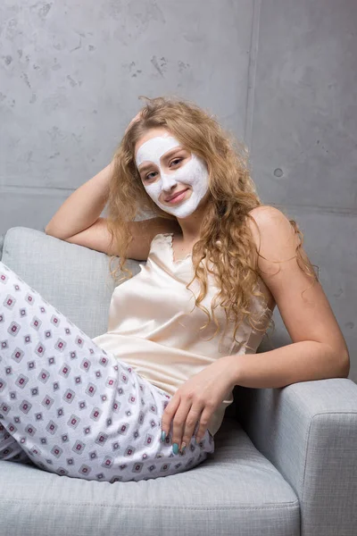 Menina Senta Sofá Usando Uma Máscara Cosmética — Fotografia de Stock
