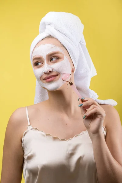 Menina Com Uma Máscara Cosmética Seu Rosto Uma Toalha Branca — Fotografia de Stock