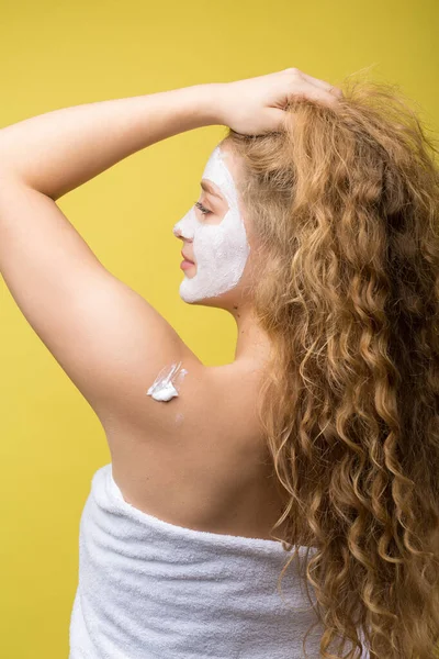 Meisje Met Een Cosmetisch Masker Haar Gezicht Een Witte Handdoek — Stockfoto