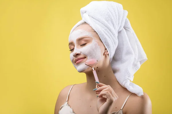 Menina Com Uma Máscara Cosmética Seu Rosto Uma Toalha Branca — Fotografia de Stock