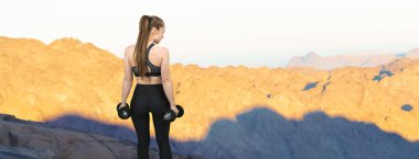 Spor giyimli genç, zayıf, atletik bir kız bir takım egzersizler yapıyor. Fitness ve sağlıklı yaşam tarzı.