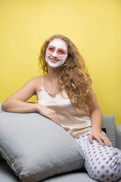 Chica Hace Procedimientos Con Una Máscara Cosmética Cara —  Fotos de Stock