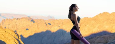 Spor giyimli genç, zayıf, atletik bir kız bir takım egzersizler yapıyor. Fitness ve sağlıklı yaşam tarzı.