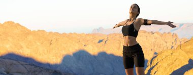 Spor giyimli genç, zayıf, atletik bir kız bir takım egzersizler yapıyor. Fitness ve sağlıklı yaşam tarzı.