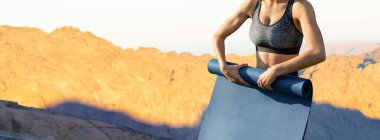 Spor giyimli genç, zayıf, atletik bir kız bir takım egzersizler yapıyor. Fitness ve sağlıklı yaşam tarzı.