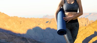 Spor giyimli genç, zayıf, atletik bir kız bir takım egzersizler yapıyor. Fitness ve sağlıklı yaşam tarzı.