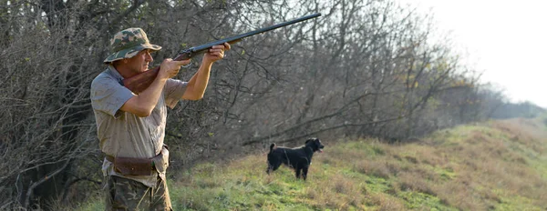 野生の鳥やゲームを求めて狩りの間に銃でカモフラージュでハンターの男 秋の狩猟シーズン — ストック写真