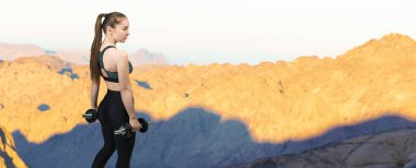 Spor giyimli genç, zayıf, atletik bir kız bir takım egzersizler yapıyor. Fitness ve sağlıklı yaşam tarzı.