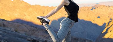 Spor giyimli genç, zayıf, atletik bir kız bir takım egzersizler yapıyor. Fitness ve sağlıklı yaşam tarzı.