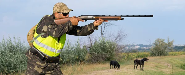 Κυνηγός Άνθρωπος Καμουφλάζ Ένα Όπλο Κατά Διάρκεια Του Κυνηγιού Αναζήτηση — Φωτογραφία Αρχείου
