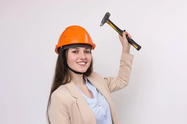 Dziewczyna Inżynier Pomarańczowym Hełmie Budowlanym Młotkiem Białym Tle — Zdjęcie stockowe