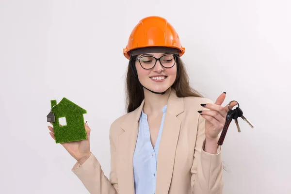 Una Ragazza Con Casco Costruzione Una Casa Verde Concetto Alloggio — Foto Stock