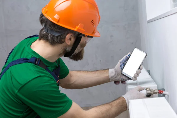 Encanador Masculino Instala Radiador Sistema Aquecimento Apartamento Tipo Olha Para — Fotografia de Stock