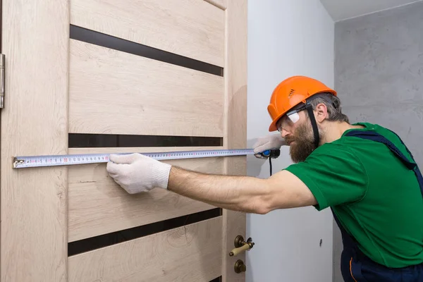 Serralheiro Instala Uma Porta Num Apartamento Tipo Faz Medições Com — Fotografia de Stock