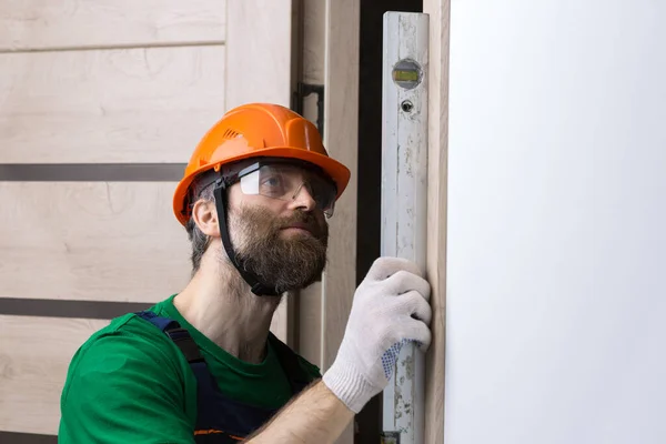 Serralheiro Instala Uma Porta Num Apartamento Cara Verifica Precisão Das — Fotografia de Stock