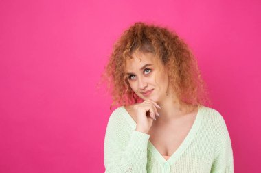 Düşünceli güzel genç kız eylemleri düşünür. Yeni ve başarılı bir fikir vardı.!