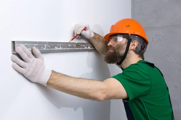 Eletricista Instala Tomadas Apartamento Cara Com Capacete Laranja Macacão Faz — Fotografia de Stock