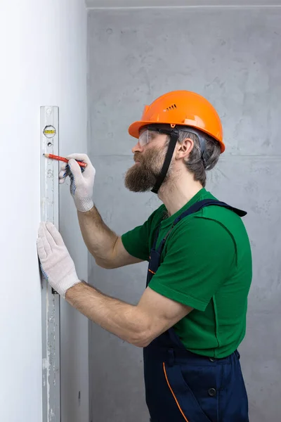 Eletricista Instala Tomadas Apartamento Cara Com Capacete Laranja Macacão Faz — Fotografia de Stock