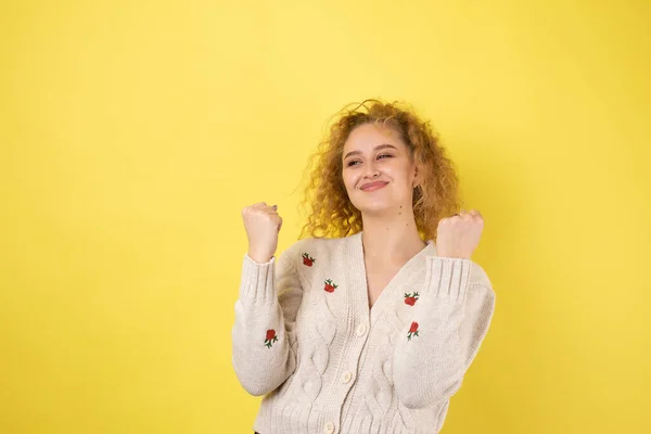 Gelukkig Jong Meisje Heft Haar Vuist Vreugde Succesvolle Overwinningsgebaren — Stockfoto