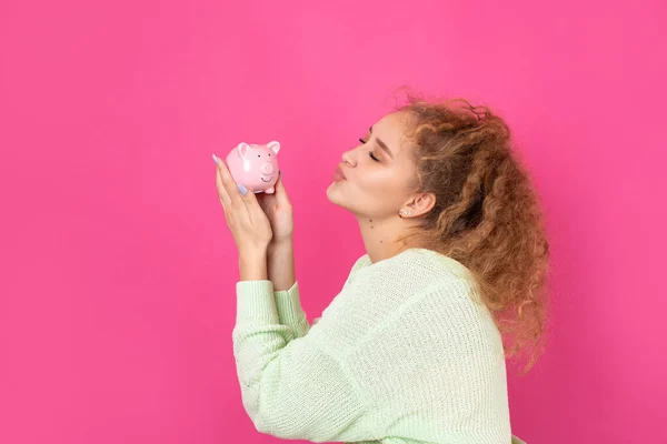 Una Linda Joven Con Pelo Rojo Rizado Sostiene Una Alcancía — Foto de Stock