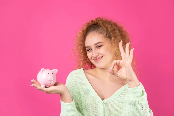 Una Giovane Ragazza Carina Con Capelli Rossi Ricci Tiene Mano — Foto Stock