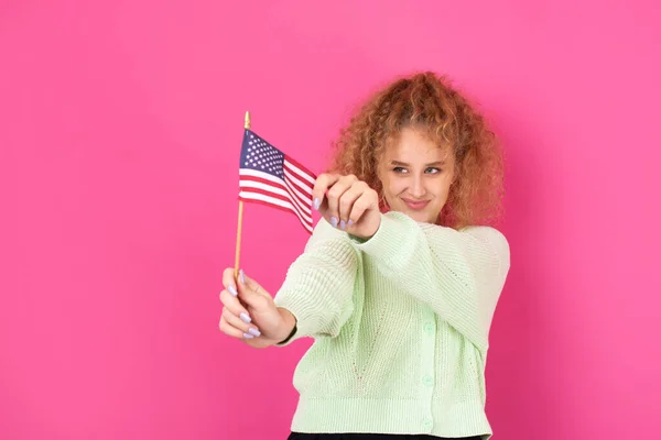 Ung Lycklig Flicka Med Ett Leende Ansiktet Håller Amerikansk Flagga — Stockfoto