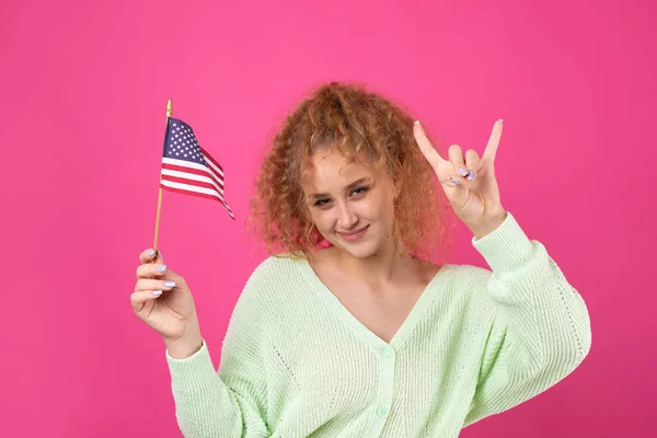Młoda Szczęśliwa Dziewczyna Uśmiechem Twarzy Trzyma Rękach Amerykańską Flagę Symbol — Zdjęcie stockowe
