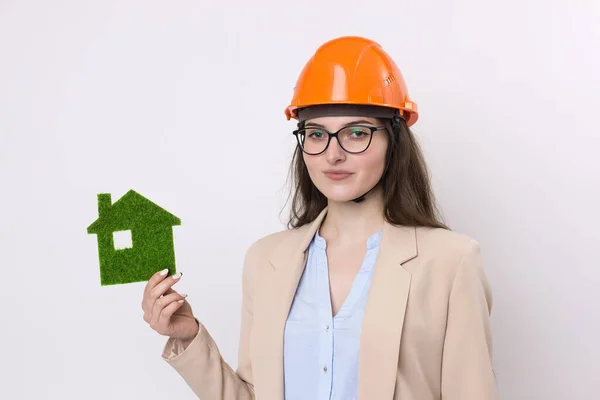 Una Ragazza Con Casco Costruzione Una Casa Verde Concetto Alloggio — Foto Stock