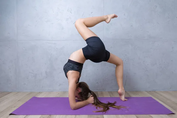 Mujer Joven Practicando Yoga Haciendo Ejercicios Estiramiento Casa Durante Cuarentena —  Fotos de Stock