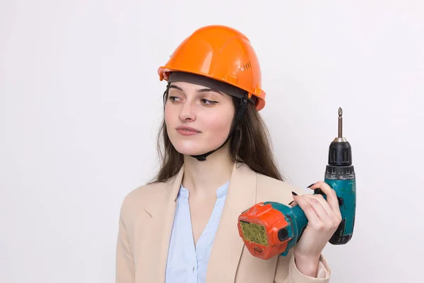 Menina Engenheiro Capacete Construção Laranja Com Uma Chave Fenda Martelo — Fotografia de Stock