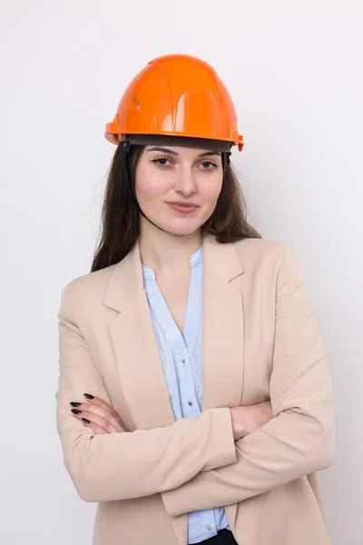 Uma Menina Arquiteta Terno Capacete Construção Laranja Fica Fundo Branco — Fotografia de Stock