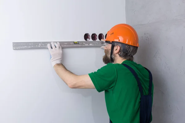 Elektriker Installerar Uttag Lägenheten Kille Orange Hjälm Och Overaller Gör — Stockfoto