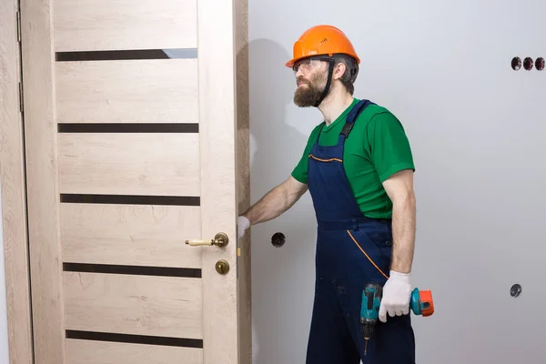 Serrurier Masculin Installe Une Porte Dans Appartement Travaille Avec Tournevis — Photo