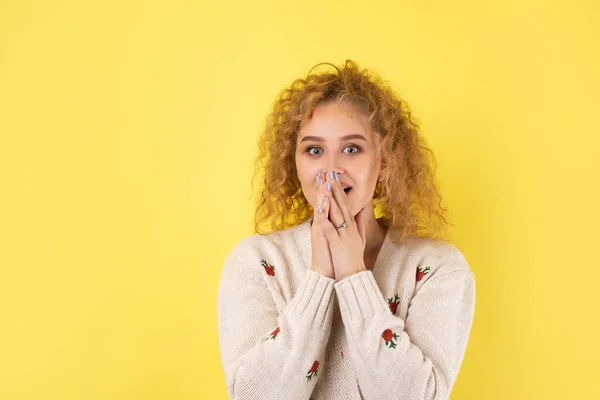 Close Portret Atrakcyjnej Dziewczyny Wiadomości Reakcji Izolowane Tle Koloru — Zdjęcie stockowe