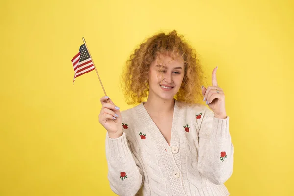 Ung Lycklig Flicka Med Ett Leende Ansiktet Håller Amerikansk Flagga — Stockfoto