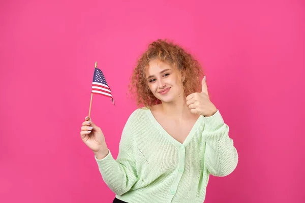 Ung Lycklig Flicka Med Ett Leende Ansiktet Håller Amerikansk Flagga — Stockfoto