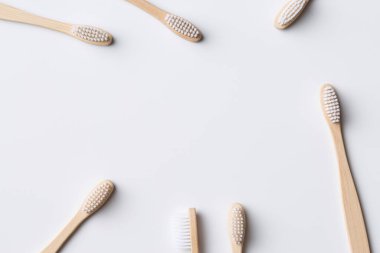 ECO dostu ahşap bambu diş fırçası seti. Gezegeni kurtar ya da plastik konsept kullanma. Beyaz arkaplanda izole. 