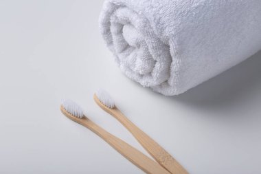 ECO dostu ahşap bambu diş fırçası seti. Gezegeni kurtar ya da plastik konsept kullanma. Beyaz arkaplanda izole. 