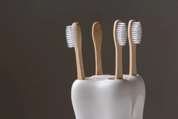 歯の形をした保持者の環境に優しい竹の木の歯ブラシのセット — ストック写真
