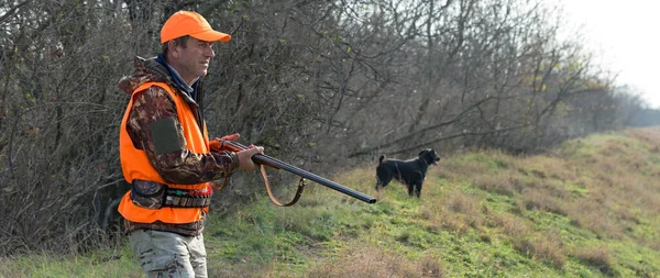 Hombre Cazador Camuflaje Con Arma Durante Caza Busca Aves Silvestres —  Fotos de Stock