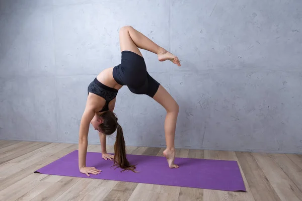 Giovane Donna Che Pratica Yoga Facendo Esercizi Stretching Casa Durante — Foto Stock