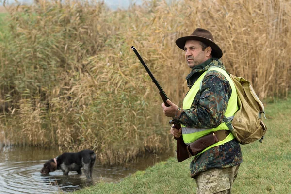 Hombre Cazador Camuflaje Con Arma Durante Caza Busca Aves Silvestres —  Fotos de Stock