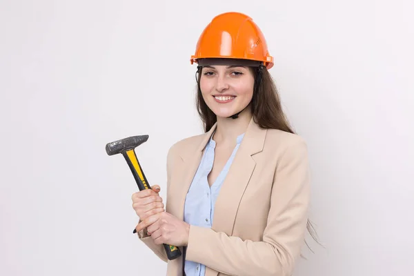 Dziewczyna Inżynier Pomarańczowym Hełmie Budowlanym Młotkiem Białym Tle — Zdjęcie stockowe