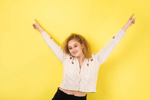 Счастливая Молодая Девушка Поднимает Кулак Восторге Успешные Победные Жесты — стоковое фото