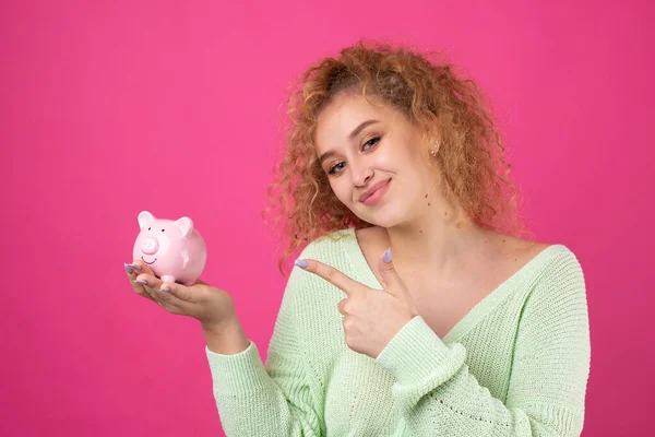 Una Giovane Ragazza Carina Con Capelli Rossi Ricci Tiene Mano — Foto Stock