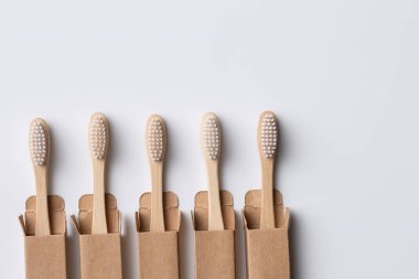 ECO dostu ahşap bambu diş fırçası seti. Gezegeni kurtar ya da plastik konsept kullanma. Beyaz arkaplanda izole. 